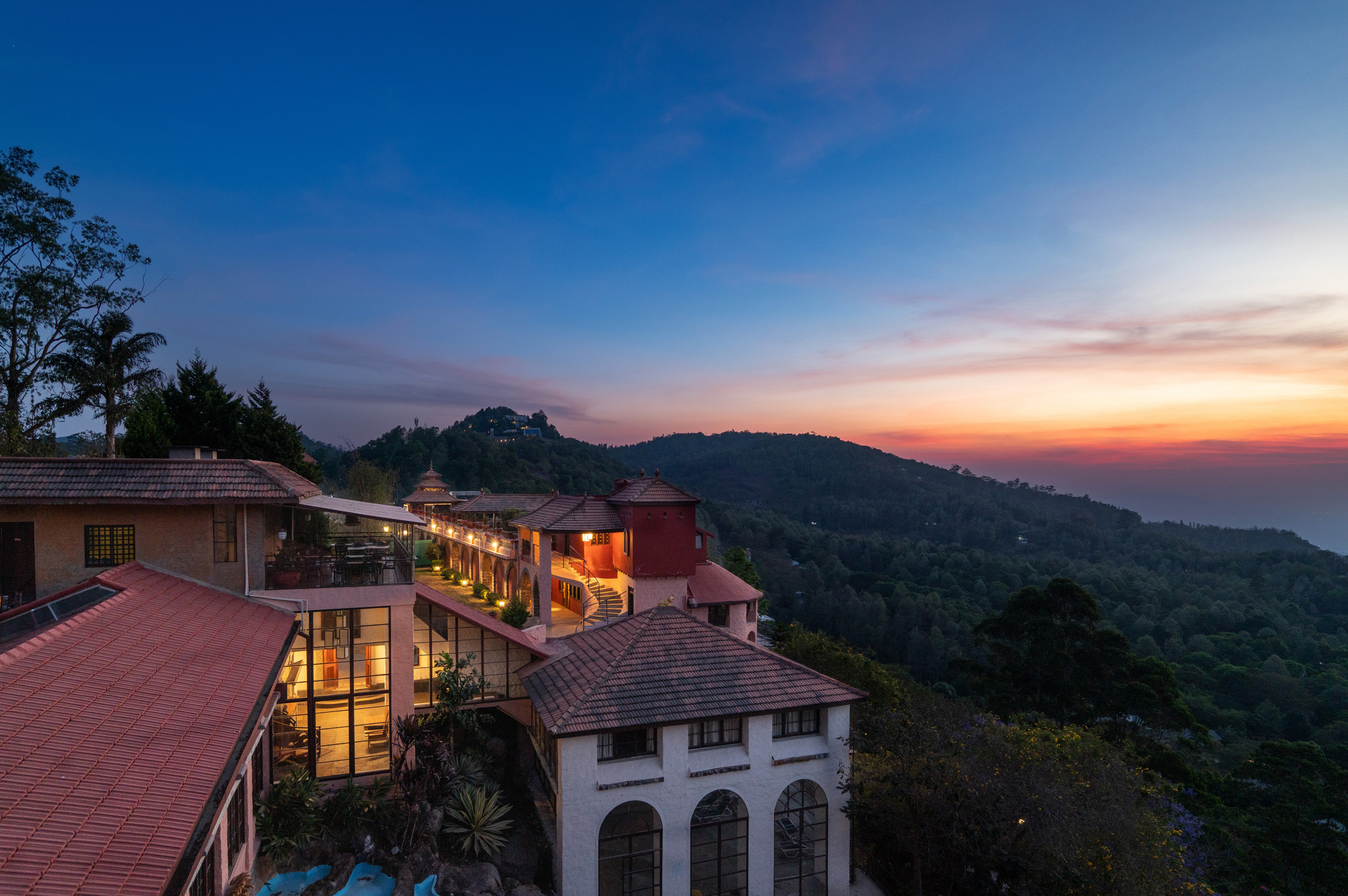 Mangohills Hotel twilight view over Yercaud hillstation — Tamil Nadu