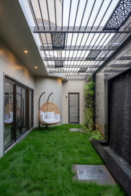 Courtyard with pergola and landscaped garden — Dr. Subramaniam House, Namakkal