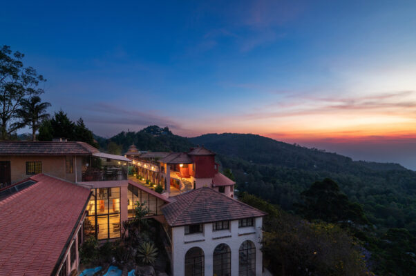 Mangohills Hotel twilight view over Yercaud hillstation — Tamil Nadu